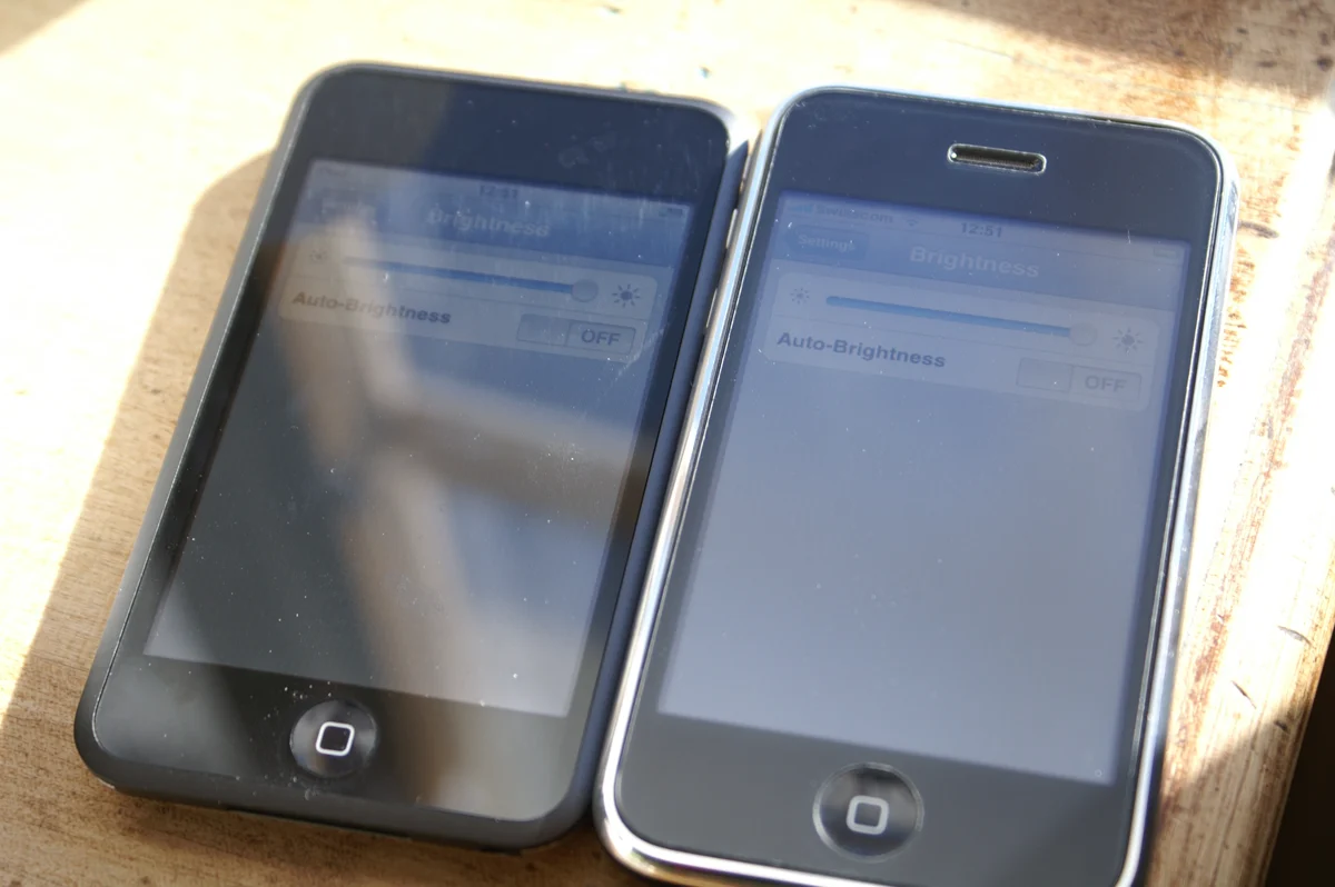 Comparison of a matte screen protector and a reflective screen